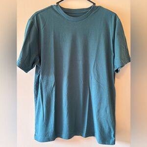 Medium. Men’s forest green short sleeve. Super soft.